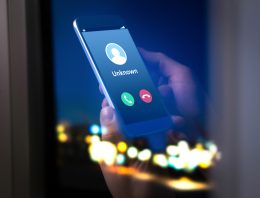 Mobil Phone Eavesdropping with Fake Cell Towers?