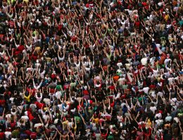 How to survive a panicked stampede