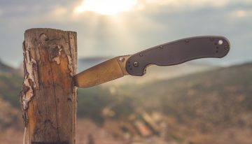 Should you choose serrated or straight edged blades?